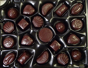 A Swedish box of dark chocolates called "Aladdin mörk choklad" (top layer, identical to the bottom layer)