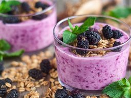 Mulberry smoothie with granola