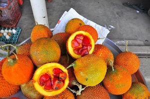 A Quả Gấc Fruit in Vietnam (Saigon). Deutsch: Eine Quả Gấc Frucht. Foto aufgenommen am Bình Tây Markt in Saigon